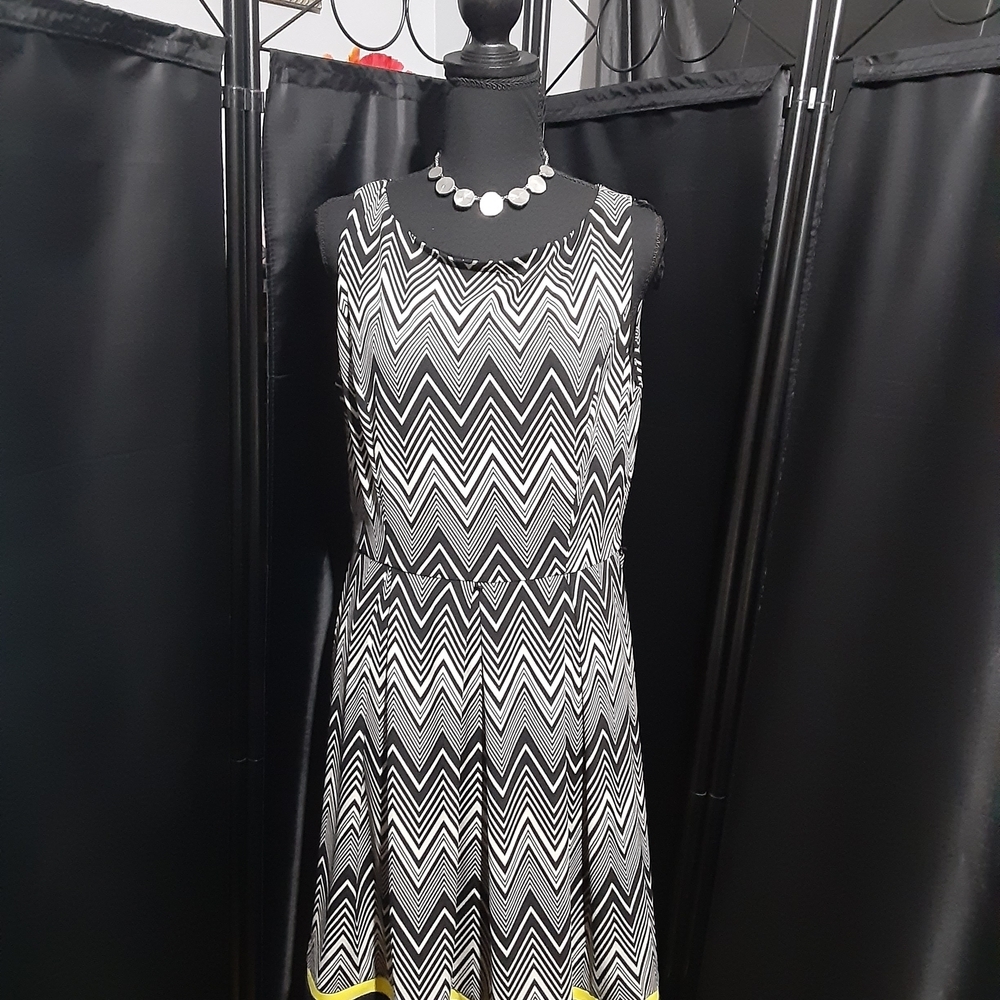 Jessica Howard Black and White Chevron Midi Dress with Yellow Trim